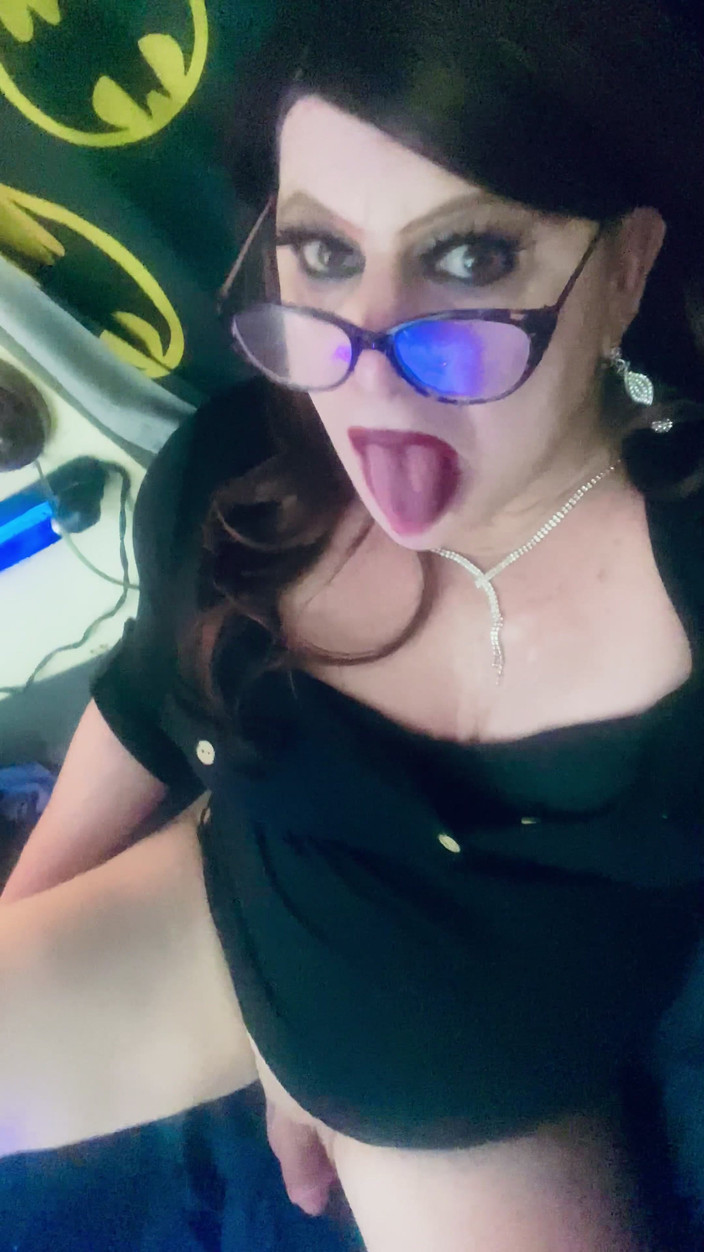 Krissy Sweets: Krissy Sweets acariciando su polla