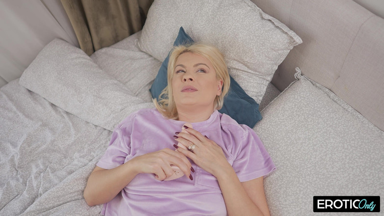 EroticOnlyClips: Cewek rambut pirang dengan penutup mata lagi asik muasin memeknya...