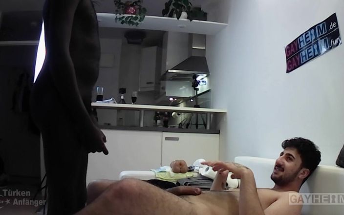 GAYheim: 黒人の見習いとドイツのアラブ人ベアバック (actioncam)