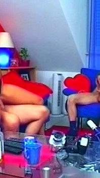 Două gagici excitate împart o pulă pulsantă în orgie sexy