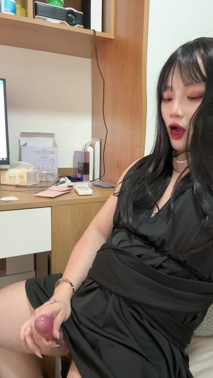 Akbb: 你的小可爱玩弄自己乳头后射出大量精液在肚子上