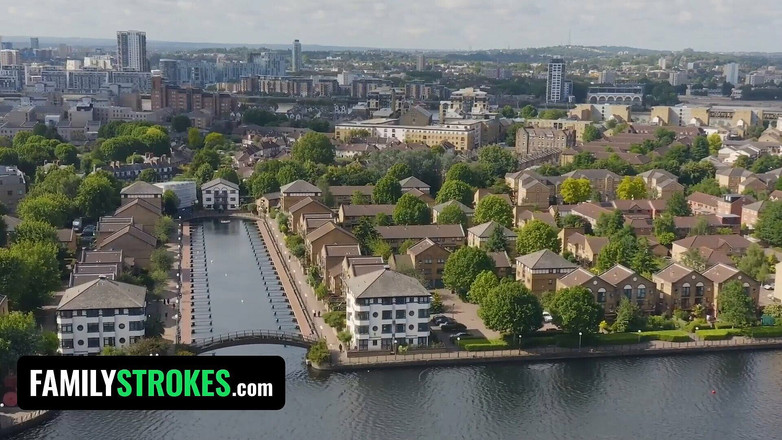 Family Strokes: Грудастая мачеха Ember мастурбирует, пока ее крошечную азиатскую падчерицу трахает большой черный член