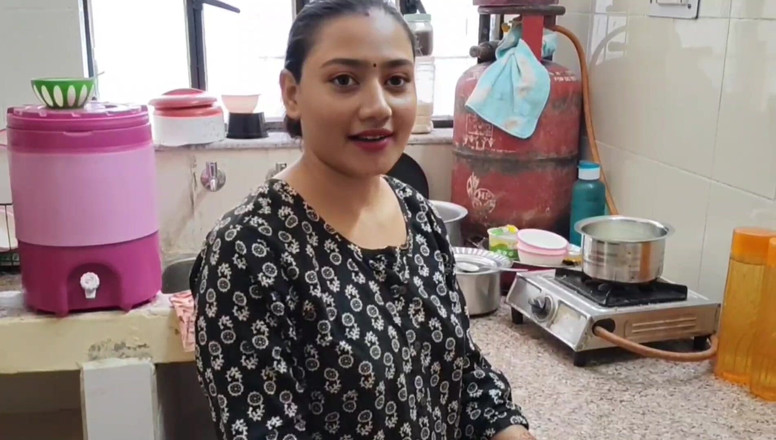 Khushboobhabi: Sie steckte einen hammer in ihre muschi ein