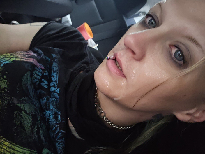 Lynn Kaotik: 娇小的变性人女孩喜欢高潮