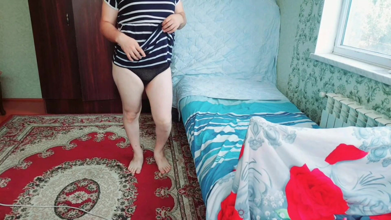 Kitty_Cross: Banci seksi ini pamer tubuh aduhainya di balik lampu neon