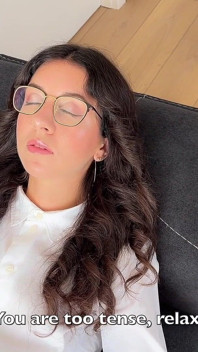 Dívka neumí vyslovit některá písmena a obrátí se na logopeda, který ji šuká