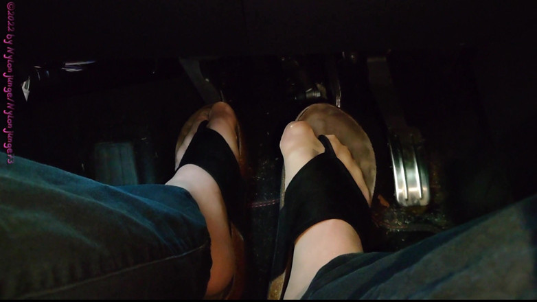 Carmen_Nylonjunge: Pedal Pumping in Slippers ** Nylonfeet **