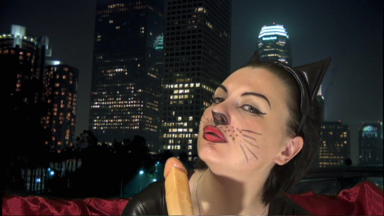 Sexy Milf: Kitty trait ta bite