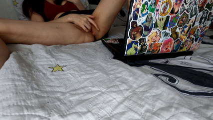 LeilaBeat: Amatorskie MILF ogląda porno i masturbuje się słodką cipką