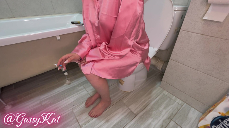 GassyKat: 吸烟女神大声的厕所放屁