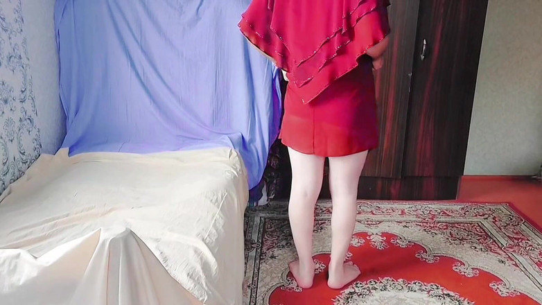 Kitty_Cross: Banci menggemaskan menyesuaikan ikat kepala dengan cekikikan cewek