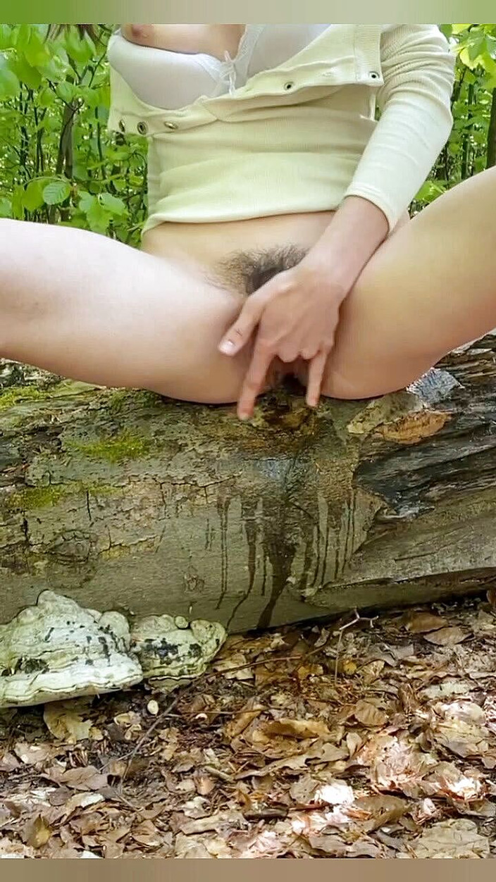 Hot_dirty_couple: 年轻的美女在树林里潮吹