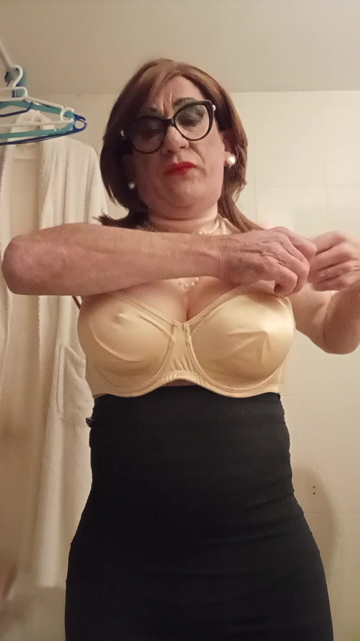 Yusti: Ubieranie się przed lustrem