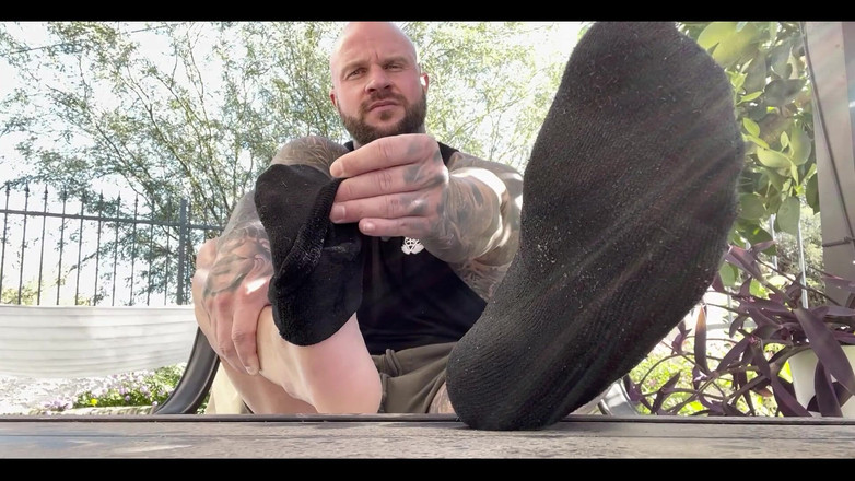 Jasons feet: Sono appena tornata dalla palestra e mi siedo nel cortile...