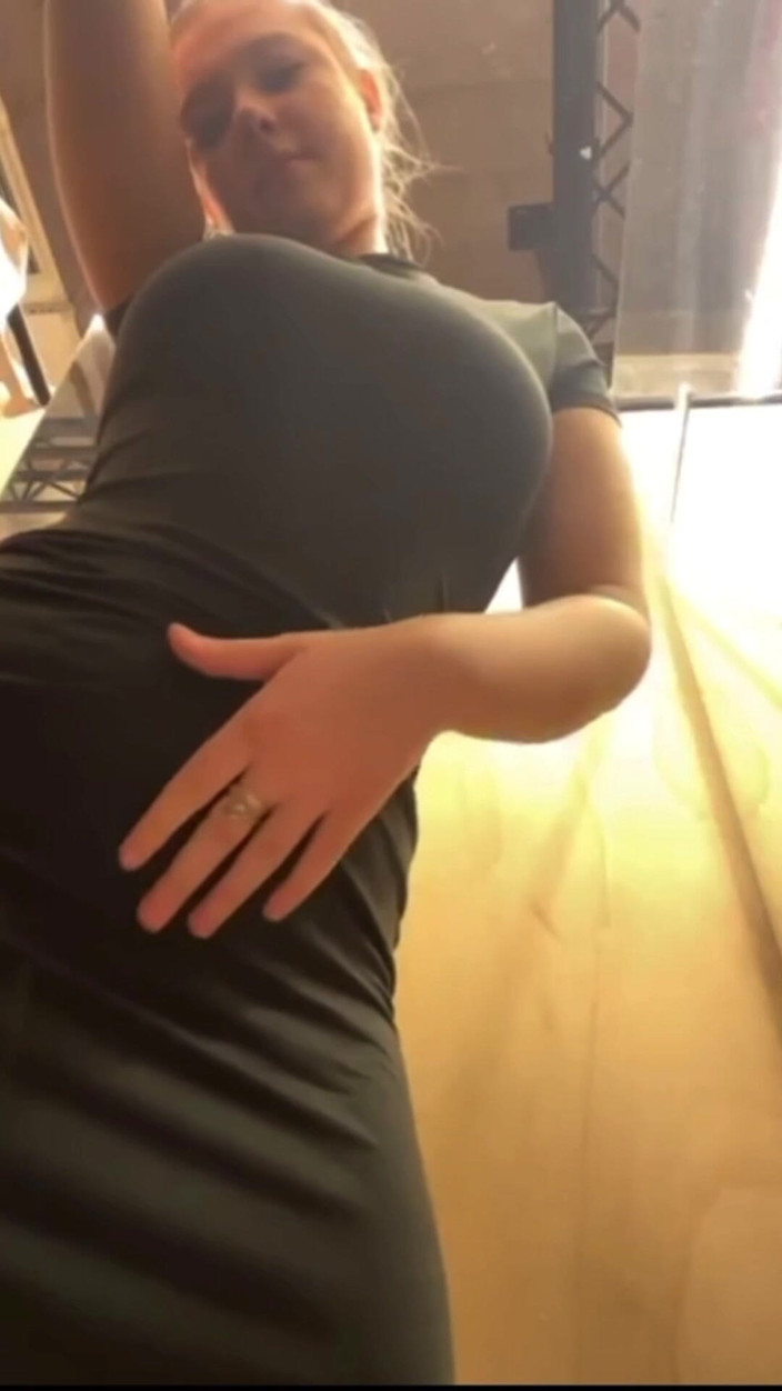 JuiceLussie: Neuken in de openbare kleedkamer