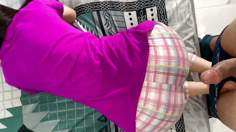 Desifilmy45: 我把钱给了我的继妹，第一次操了她紧致的处女阴户