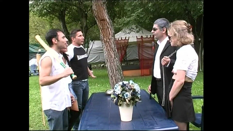 My Dirty Family: Sexo grupal al aire libre con zorras esclavas chupando pollas...