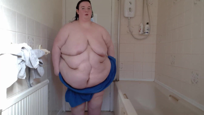 SSBBWLadyBrads: Velká kráska SSBBW suší tělo po osušení ručníkem ve sprše