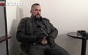 EnglishLeathermaster: Papi de cuero masturba polla sin cortar y dispara semen