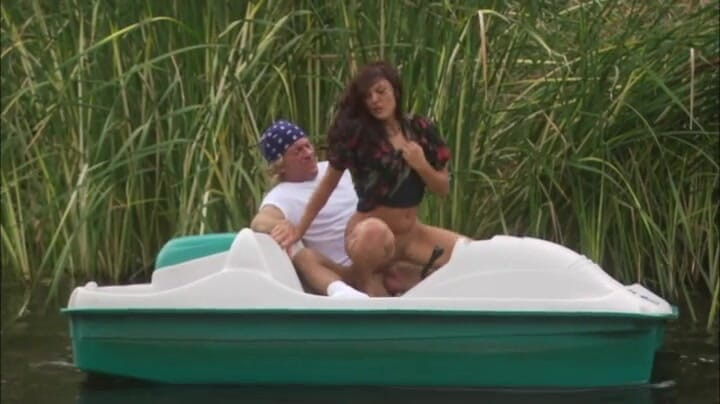 Hot Girlz: Awek kecil molek miang menghisap zakar keras besar di tasik