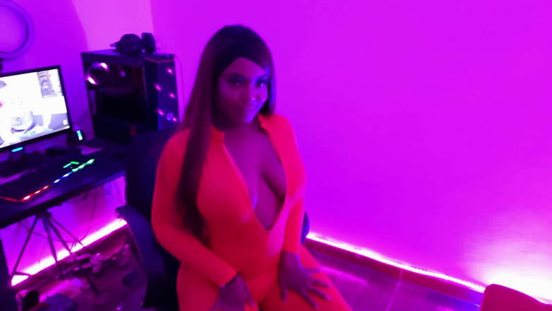 AndreaAndJean: Cette brune à gros cul veut qu’on baise et c’est arrivé