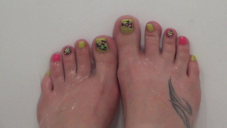Goddess Misha Goldy: Toes, toe nails and foot fetish!!!