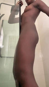 Sexy ebenová teenagerka ve sprše Tanec štíhlá ebenová mýdla POV masturbuje