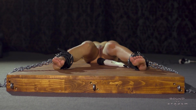 Bound to Orgasm: Pesanan untuk datang - Nomi Melone