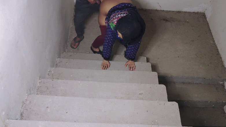 Faryal: ガールフレンドが階段で犯された