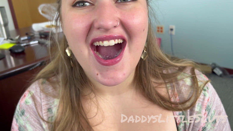 DaddysLittleSluts: 胖女人妻在工作时口交