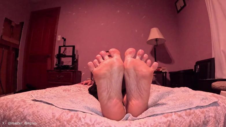 Mr Dimples: 干到我油腻的脚底 - 油腻的脚撸管指挥