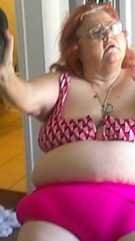 체육관에서 운동하는 거유 간호사 Vicki 1부