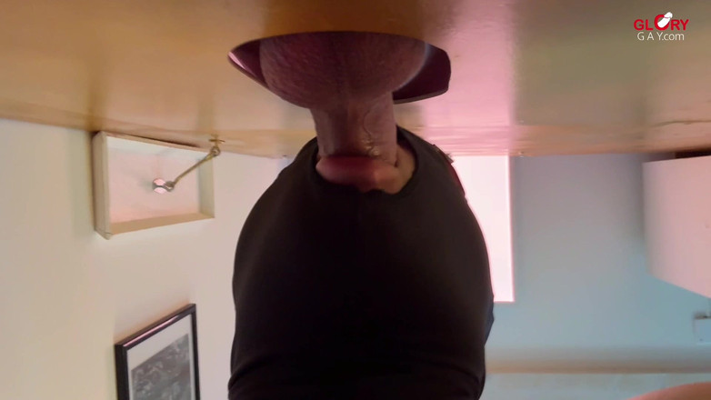 GLORYHOLEGAYS: На глоріхолі: скільки він бризкає в склянку?