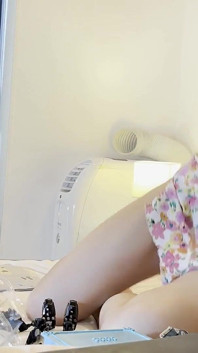 Caliente apretado coño afeitado loco sexy linda y hermosa pequeña chica universitaria twerk y baile mientras muestra coño y piernas