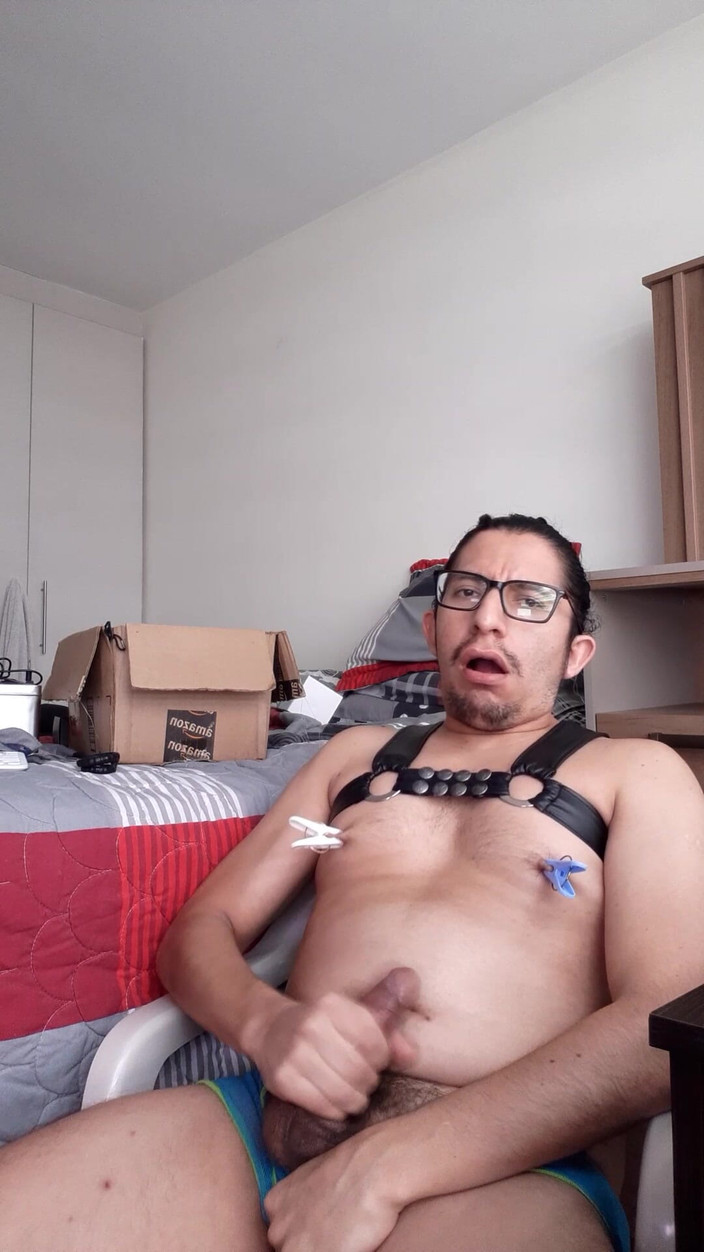 littlelatinhunter: Я хочу стискати ці соски, у мене все більше і більше. Раб, щоб допомогти мені?