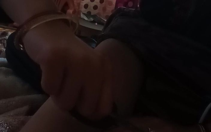 Real desi indian sex: India chupando y dando paja a amante y cortando su...
