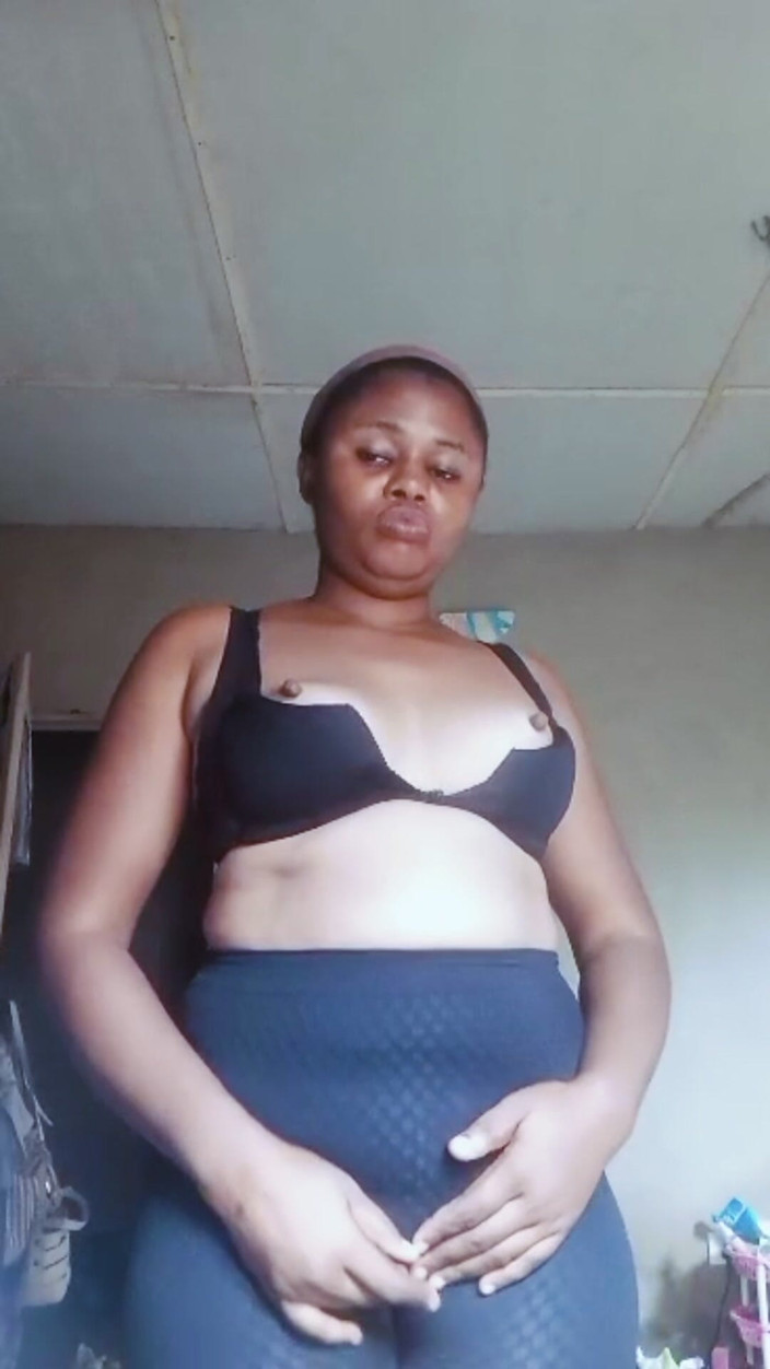 Lovelee: Nigeriansk byflicka får spruta på livevideon