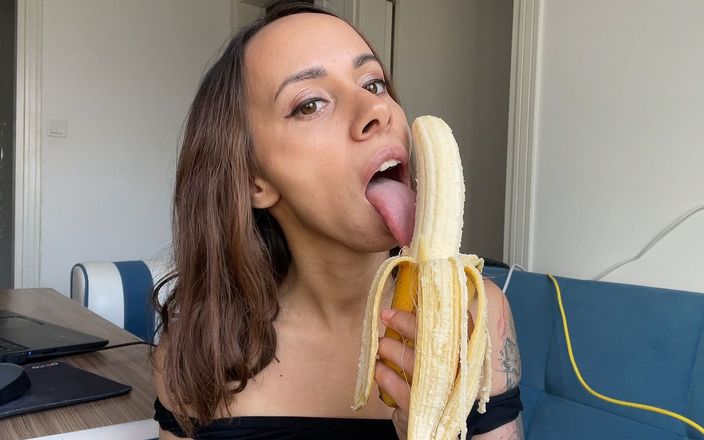 Pantera Nika: Sucia cachonda chupando banana