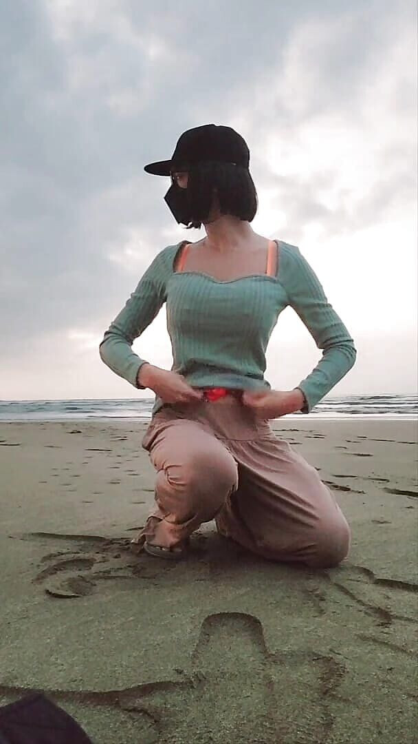 NotAFuta: Exibicionista na praia! Gina Cum