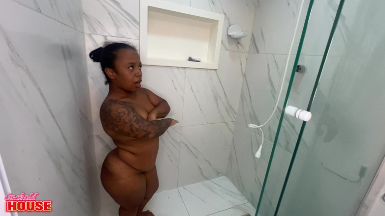 CuckoldHouse: Người phụ nữ Brazil với người lùn đang tắm nước nóng...