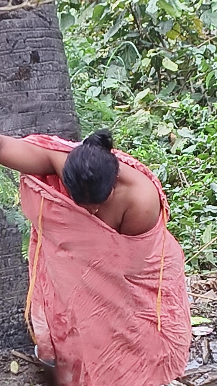 Xxxirc: Сексуальная бхабхи купается в открытой ванной