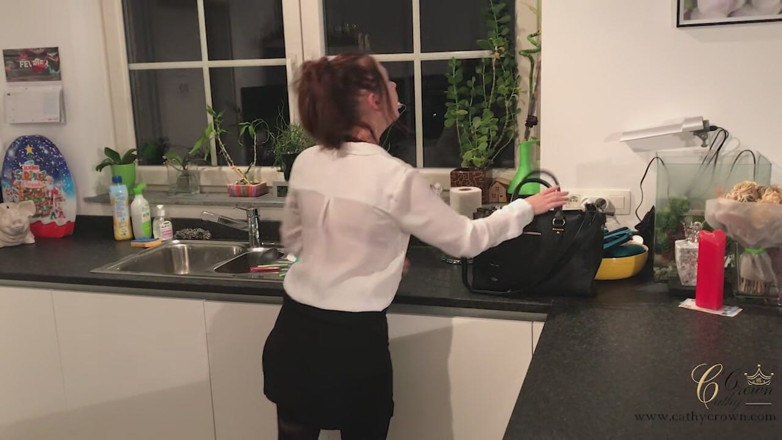 Cathy Crown Production: 부르주아 여성이 퇴근 후 엉덩이를 자위한다
