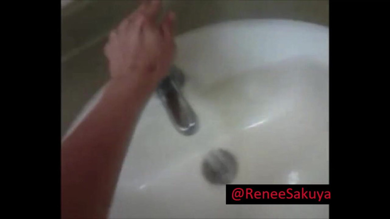 Renee Sakuya: 공공 화장실에서 오줌 싸고 손을 씻어