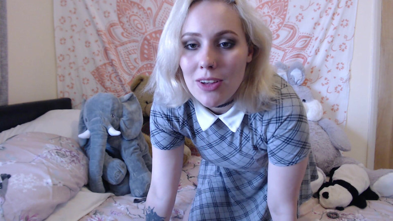 Ripley sweet studio: Fată studentă tânără îl tachinează pe bătrânul pervers