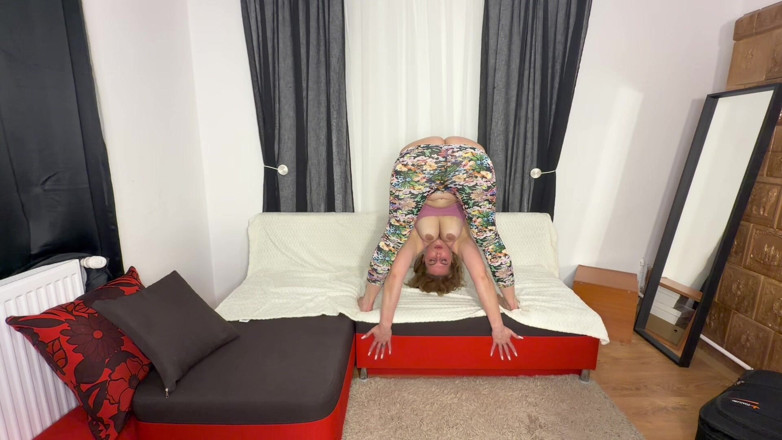 Emeli: Alongamento e Yoga com Bunda Visível