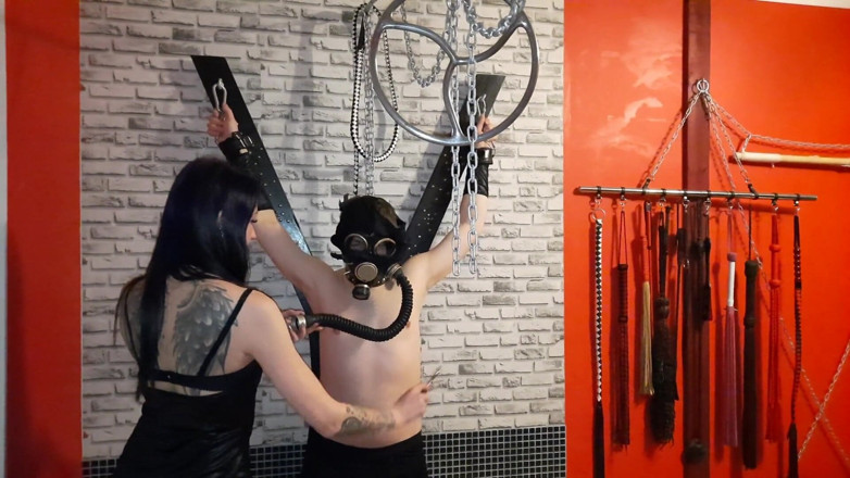 Dominatrix Nika: Playing with a Slave in a Gas Mask
