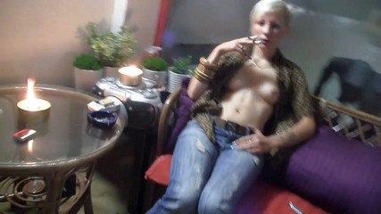 Facial flavor: Seksowna blondie siedzi i pali papierosa w romantycznej atmosfery