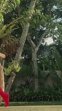 Le Due MILF Asiatiche Tatuate in Calze Rosa in Una Villa