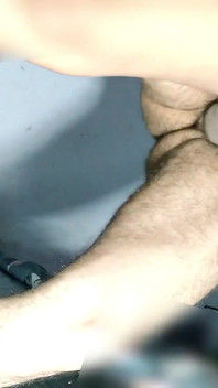 Ayakta bir bacakla sikişiyor amında sperm besliyor