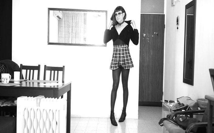 Voyager: Short Striptease. Short Skirt.